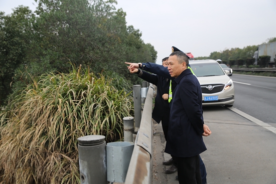張總在踏勘院橋服務(wù)區(qū)選址_副本_副本.jpg