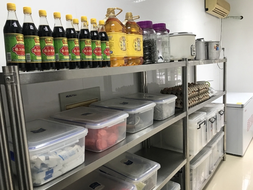 圖為食堂倉(cāng)庫間 陳瑩攝_副本.jpg